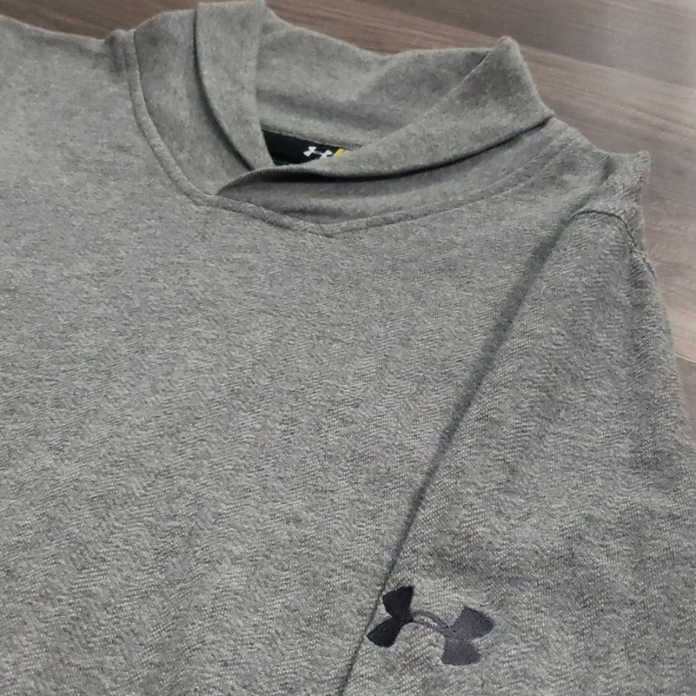 🥶 Mens Under Armour sweater with front pockets